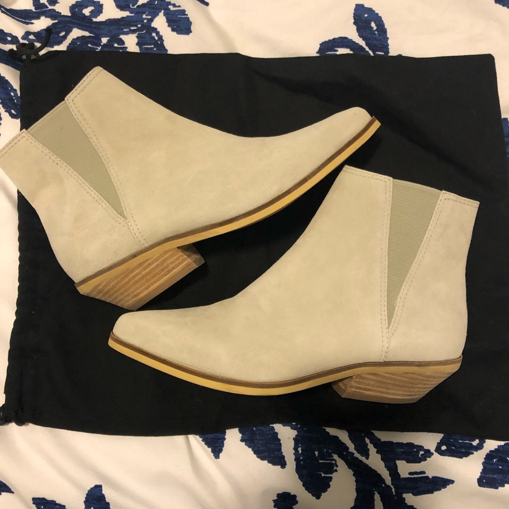 Shellys London soft gray/cream suede ankle pull on pointed booties  sz6